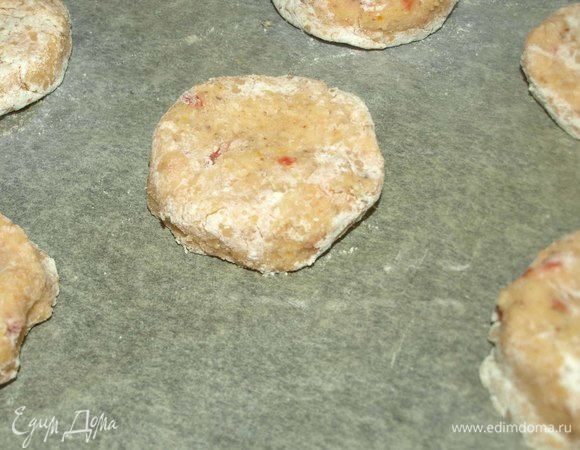 «Плутишек» выкладываем на противень, застеленный пекарской бумагой.