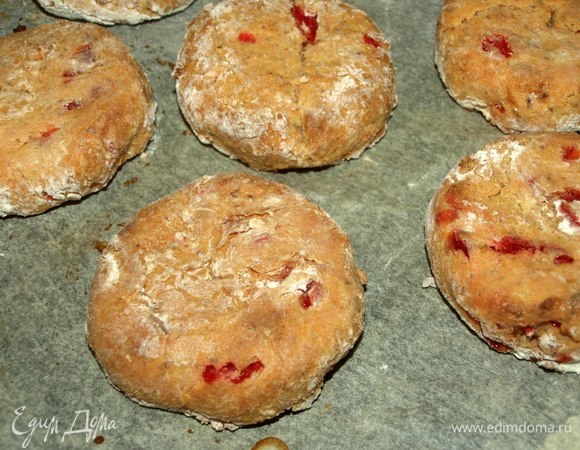 Отправляем в заранее загоретую до 180°C духовку на 20 минут. Через 20 минут достать и смазать молоком. Отправить назад в духовку на 5 минут. Готовые «плутишки» достать, дать остыть.