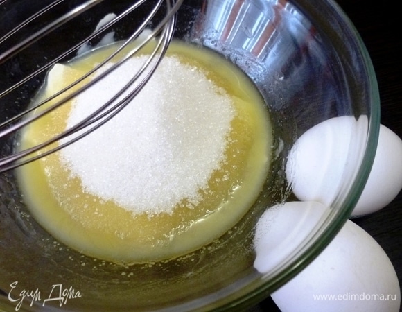 Размягченное сливочное масло растереть с сахаром до бела. Я использовала миксер с насадкой венчик.