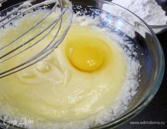 По одному ввести яйца, постоянно взбивая массу.
