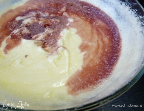 Влить вино, добавить шоколад, перемешать.