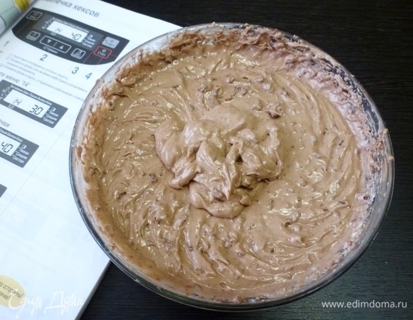 Добавить муку, смешанную с разрыхлителем.