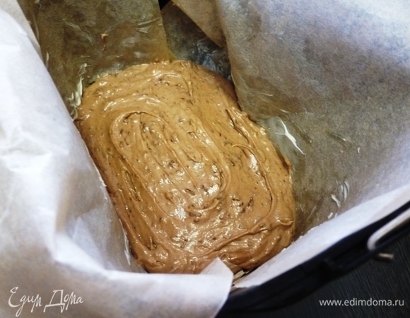 В чашу хлебопечи положить бумагу для выпечки, смазанную сливочным маслом.