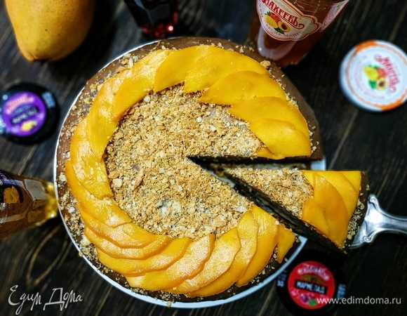 Украсьте торт по своему вкусу, я украсила свежим манго. Приятного аппетита.