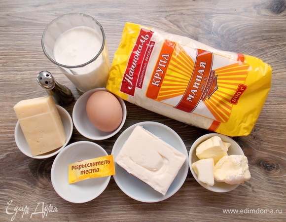 Подготовим все необходимые ингредиенты для нашего манника. Вместо кефира можно взять мацони, простоквашу или жидкую сметану. Масло растопить и остудить. Не заменяйте масло обычным маргарином или берите его очень хорошего качества.