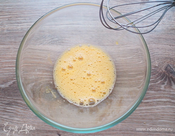В миску разбить яйцо, добавить немного соли и взбить до пышной массы.