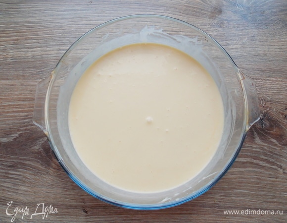В миску наливаем кефир и добавляем яично-масленую смесь. Все хорошо перемешиваем.