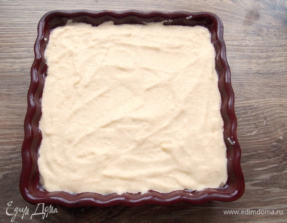 Выливаем оставшееся тесто и разравниваем, покрывая сыр.