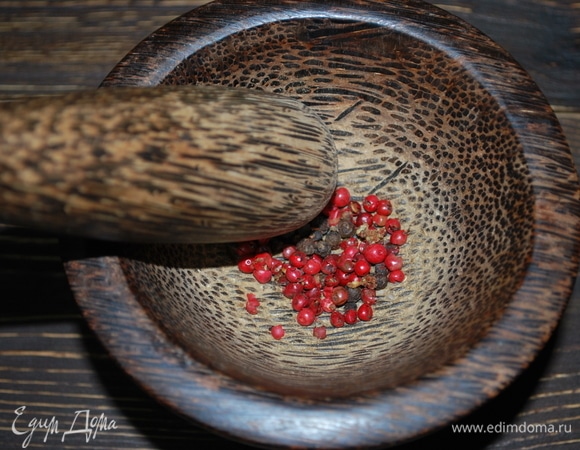 Красный перец горошком измельчите любым привычным для вас способом.