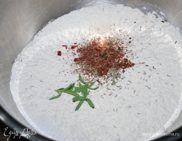 Муку и соль соедините вместе, добавьте перец, тимьян и розмарин.