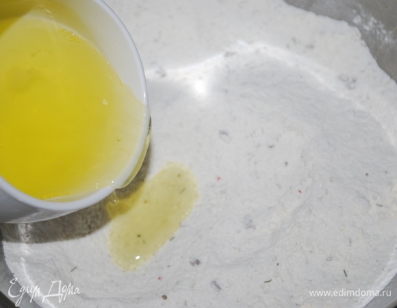 Затем добавьте белки (у меня были в холодильнике белки), как при приготовлении теста.