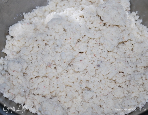Получается вот такая влажная крошка.
