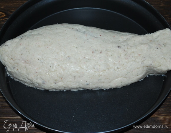 Оставьте совсем чуть-чуть соляной смеси (на всякий случай). Это надо для того, чтобы заклеить трещинку, вдруг при выпекании пар прорвет корочку.