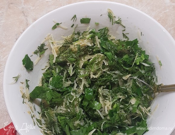 Пока готовятся голени, надо сделать посыпку. Зелень мелко нарезать, пармезан натереть на мелкой терке. В тарелке смешать сушеный чеснок, масло, зелень и пармезан. Все хорошо перемешать, даже можно немного помять. Попробовать на соль. Хотя пармезан сам по себе соленый, и я не добавляла соль.