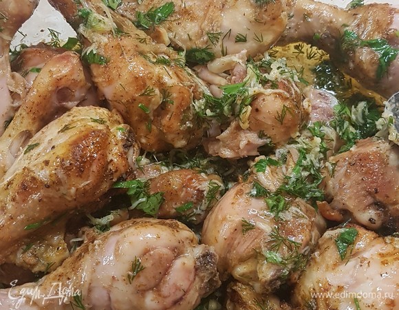 Достать готовые голени, сразу же добавить в них посыпку. Перемешать и дать постоять минут десять. Вот и все. Очень вкусно и быстро.