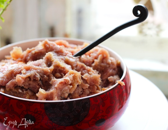 Фарш готовим по любимому рецепту. Я делаю его на крупной решетке мясорубки, кладу примерно в равных пропорциях куриное филе, филе бедра индейки, бескостную свинину, бескостную телятину. Обязательно чеснок и лук.