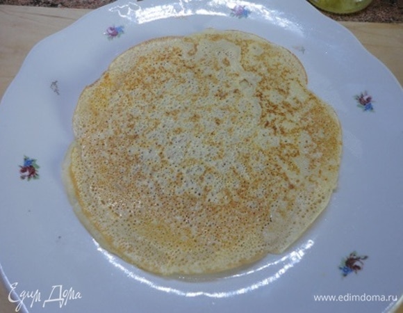 Блины я пеку по самому любимому в нашей семье рецепту — «Заварные блины на ряженке или кефире» (https://www.edimdoma.ru/retsepty/129518-zavarnye-blinchiki-na-ryazhenke). Для блинов с начинкой специально выпекаю маленькие на сковороде диаметром 21 см.