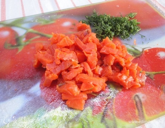 Количество начинки — дело вашего вкуса. Для рыбной начинки берем любую малосоленую красную рыбу и нарезаем мелкими кубиками. Смешиваем со свежим рубленым укропом.