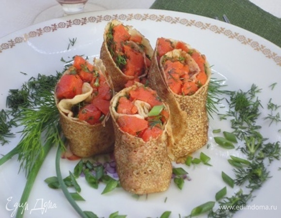 Начиняем блинчики.