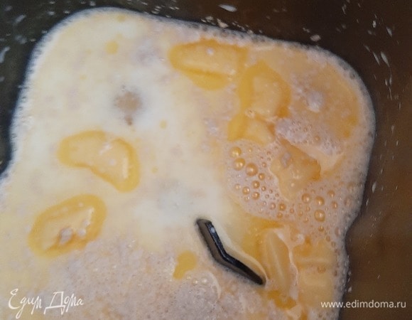 Делаем опару в хлебопечке, смешивая молоко теплое, яйцо, дрожжи, соль, сахар, масло сливочное и 1 стакан муки. Даем постоять 10 минут.