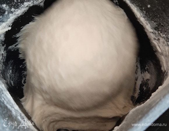 Добавляем еще 1,5–2 стакана муки и вымешиваем тесто, чтобы оно в клубочек собралось.