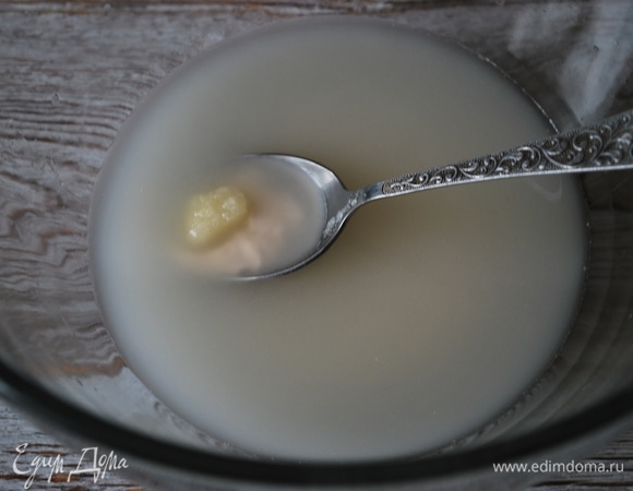 Смешайте теплую воду, свежие дрожжи и мед. Дайте немного постоять.