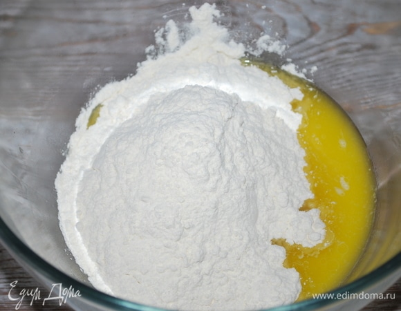 Добавьте в смесь соль, растопленное сливочное масло и муку. И перемешайте до полного смешивания примерно 2–3 минуты (я это сделала в миксере на низкой скорости насадкой крюк). Потом прибавьте скорости в миксере и продолжите замес. Тесто должно стать эластичным и гладким, должно хорошо отставать от стенок чаши. Если тесто слишком влажное, добавляйте по столовой ложке муки. У меня на это количество жидкости ушло 450 г муки.