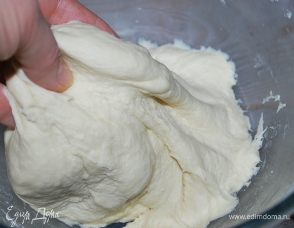 Тесто получается гладкое, мягкое, нежное. Можно руками его вымесить, если нет миксера.