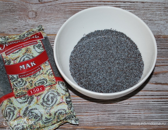 Пока тесто отдыхает, сделайте начинку. Для начинки я взяла мак ТМ «Националь». Залила мак кипятком, убрала в сторону.