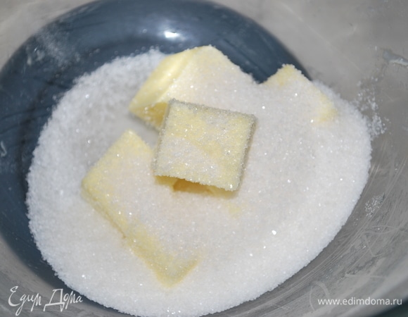 Взбейте вместе сливочное масло комнатной температуры и сахар. Я это сделала в той же чаше, где вымешивалось тесто. Потом добавьте одно яйцо, перемешайте. Добавьте сироп ванили и муку с разрыхлителем, вымесите тесто до однородного состояния.