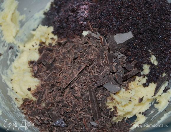 К тесту добавьте мак ТМ «Националь» (предварительно с мака слейте воду, чтобы она стекла) и шоколадную стружку (у меня горький шоколад).