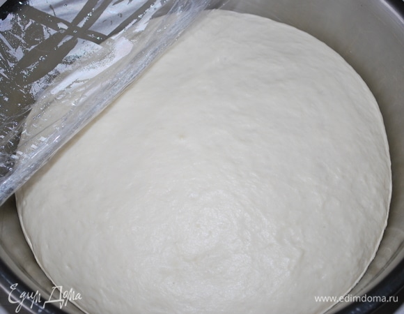 Тесто подошло, оно очень мягкое и нежное. Разогрейте духовку до 180°C.