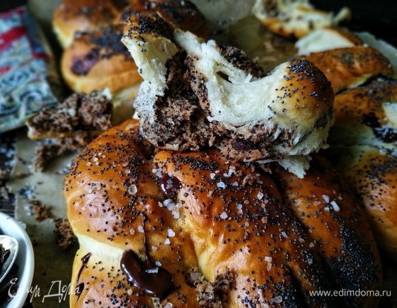 Тесто разделите на 4 равные части.