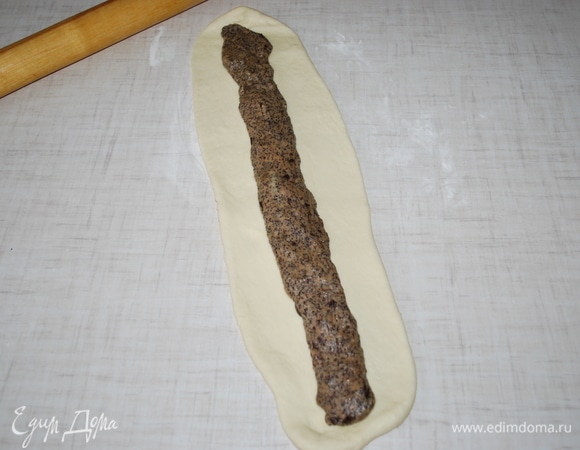 Раскатайте тесто в длинный пласт (тонко раскатывать тесто не надо). На середину теста выложите шоколадно-маковое тесто.