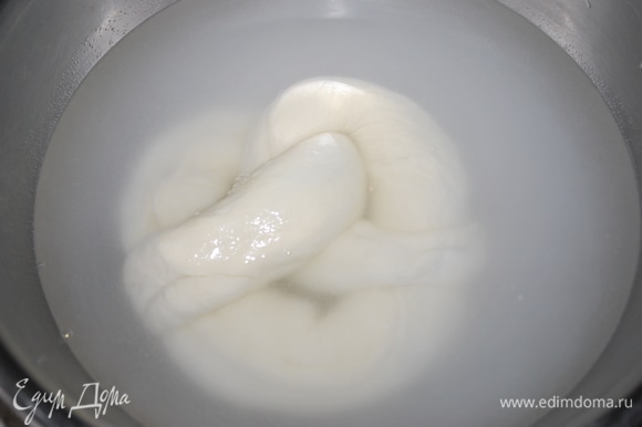 В миску налейте горячую воду и размешайте в ней 2 чайные ложки соды. Окуните каждый бублик в горячую воду на 20–30 секунд.