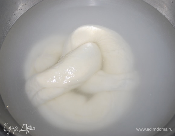 В миску налейте горячую воду и размешайте в ней 2 чайные ложки соды. Окуните каждый бублик в горячую воду на 20–30 секунд.