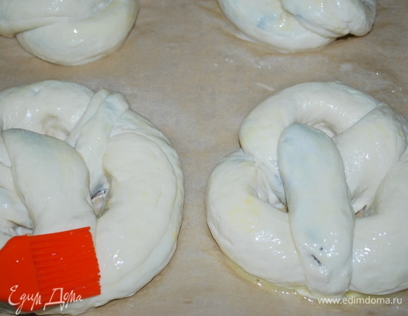 Выложите бублики на противень с пекарской бумагой. Смажьте сверху взбитым яйцом. Получается 4 больших бублика.