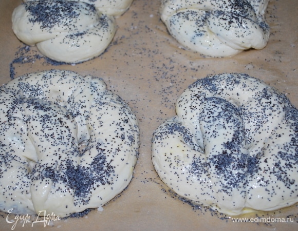 Сверху бублики посыпьте обильно маком и крупной солью (по вкусу). Поставьте в разогретую духовку выпекаться. Я выпекала 15 минут при температуре 180°C, потом температуру убавила до 170°C и выпекала еще 15 минут до готовности.