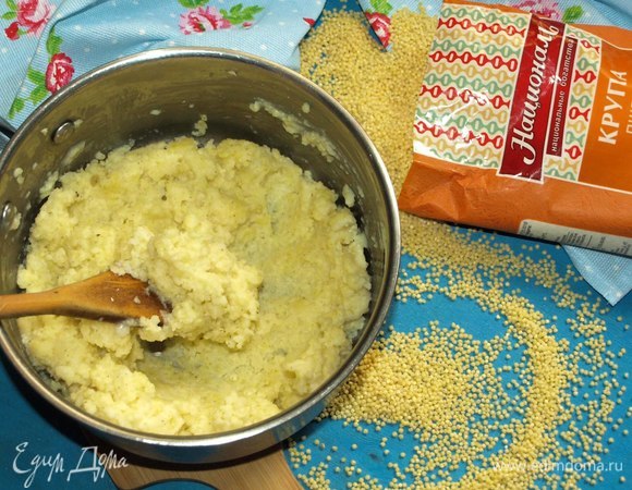 Из подготовленной крупы сварить кашу. Остудить.