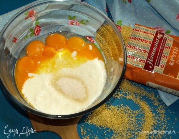 Духовку разогреваем до 180°C. Белки отделяем от желтков. Желтки смешать с простоквашей, сахаром, солью и ванилью. Перемешать.