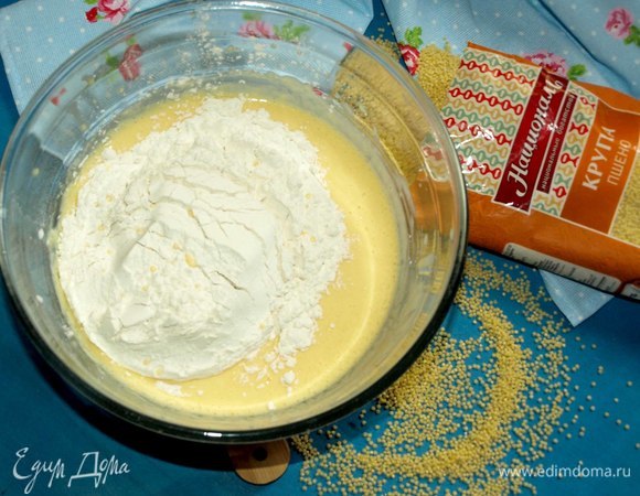 Добавляем просеянную муку. И все тщательно перемешиваем.
