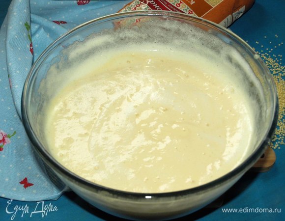 Белки взбиваем. Добавляем в тесто и аккуратно перемешиваем.