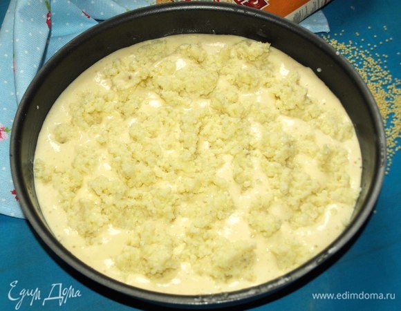 Растопить сливочное масло. Форму для выпечки смазать одной столовой ложкой растопленного масла. Выложить в форму половину теста, сверху выложить пшенную кашу.