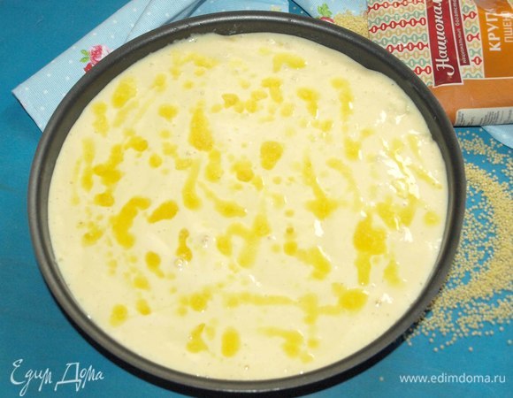 Залить оставшейся половиной теста. Сверху добавить оставшееся растопленное сливочное масло. Отправляем в заранее разогретую до 180°C духовку на 30 минут.