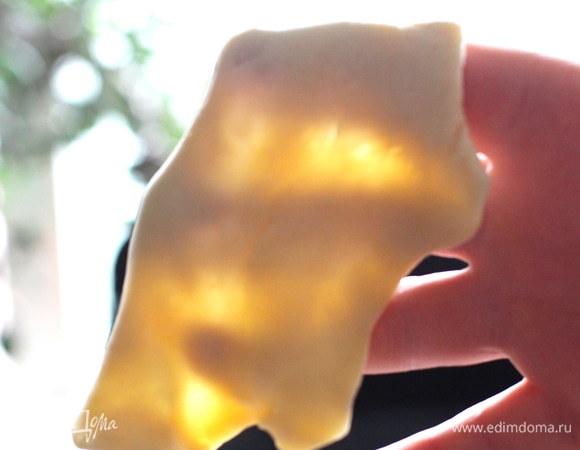 Тесто раскатывается отлично, можно прямо до прозрачности раскатать.