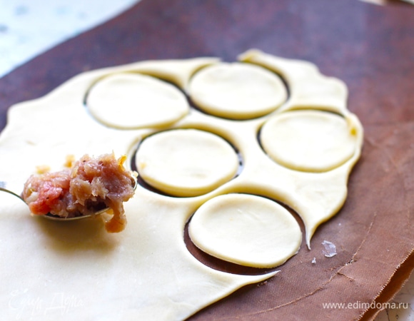 Соответственно, вырезаем кружки и начиняем мясом. Я вырезанный кружок еще растягиваю в процессе залепки, чтоб побольше начинки вместить.