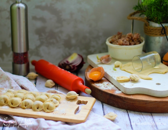 Лепим, складываем на доску, подпыленную мукой или застеленную пленкой, и замораживаем на доске. Потом высыпаем в пакет.