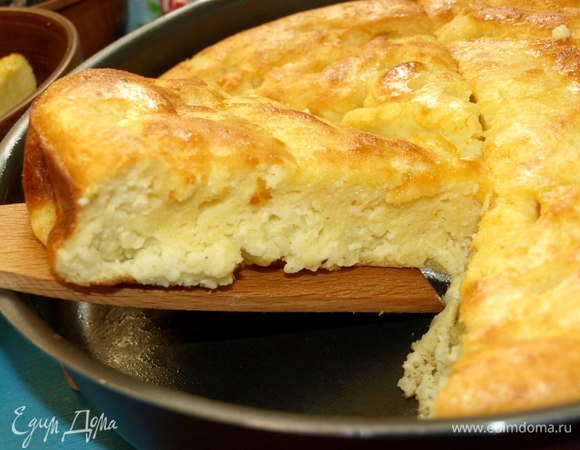 Подавать с вареньем, мочеными или свежими ягодами. Посыпать сахарной пудрой.