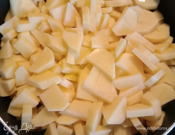 Сливаем воду с вышедшим крахмалом и даем картошке минут 5 подсохнуть либо протираем ее бумажным полотенцем. Лишняя вода впоследствии может увеличить время жарки. На заранее разогретую сковороду с подсолнечным маслом (никакого оливкового — так лучше прожаривается) выкладываем картофель.