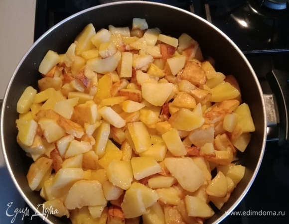 Затем доводим картофель до состояния колера (примерно 20–25 минут это у вас займет в зависимости от сорта). Уровень колера определяйте на ваш вкус. Кто-то любит, чтобы картошка внутри оставалась немного сырой, кто-то любит полную готовность. Потом добавляем соль, перец по вкусу, 150 г сливочного масла для мягкости и выравнивания вкуса и тушим 6 минут под крышкой на небольшом огне.